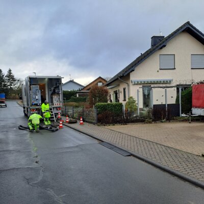 Der Verkehr wird an der Baustelle vorbeigf&uuml;hrt  (Bild vergr&ouml;&szlig;ern)