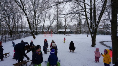 Foto des Albums: Es schneit, es schneit, kommt alle aus dem Haus!