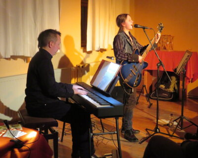 Fotoalbum Was für ein Abend! ALINA DALSEGNO & JAN KOSYK verzauberten das Publikum mit Bass, Piano & Gesang.