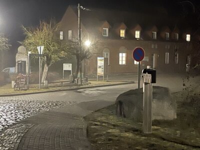 Vorplatz  (Bild vergr&ouml;&szlig;ern)