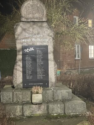 Mahnmal  (Bild vergr&ouml;&szlig;ern)