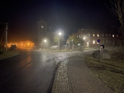 Vorplatz  (Bild vergr&ouml;&szlig;ern)