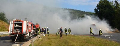 Foto des Albums: Ladewagen gerät in Brand