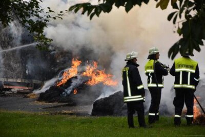 Foto des Albums: Ladewagen gerät in Brand