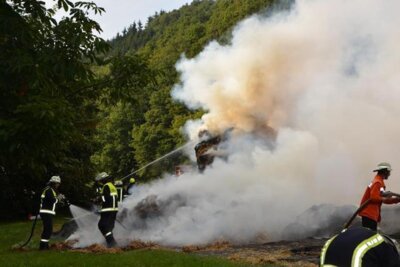 Foto des Albums: Ladewagen gerät in Brand