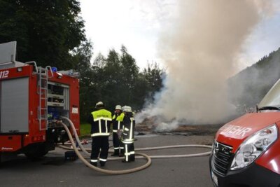 Foto des Albums: Ladewagen gerät in Brand