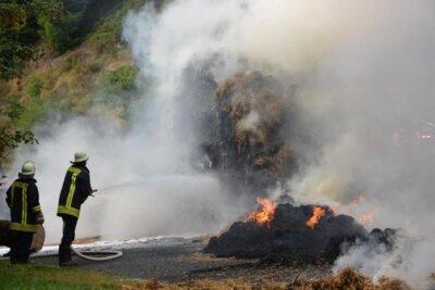 Foto des Albums: Ladewagen gerät in Brand