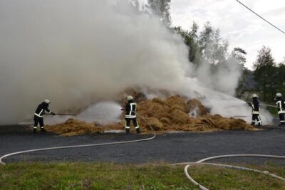 Foto des Albums: Ladewagen gerät in Brand