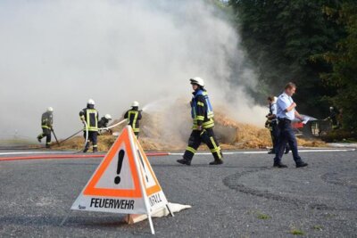 Foto des Albums: Ladewagen gerät in Brand
