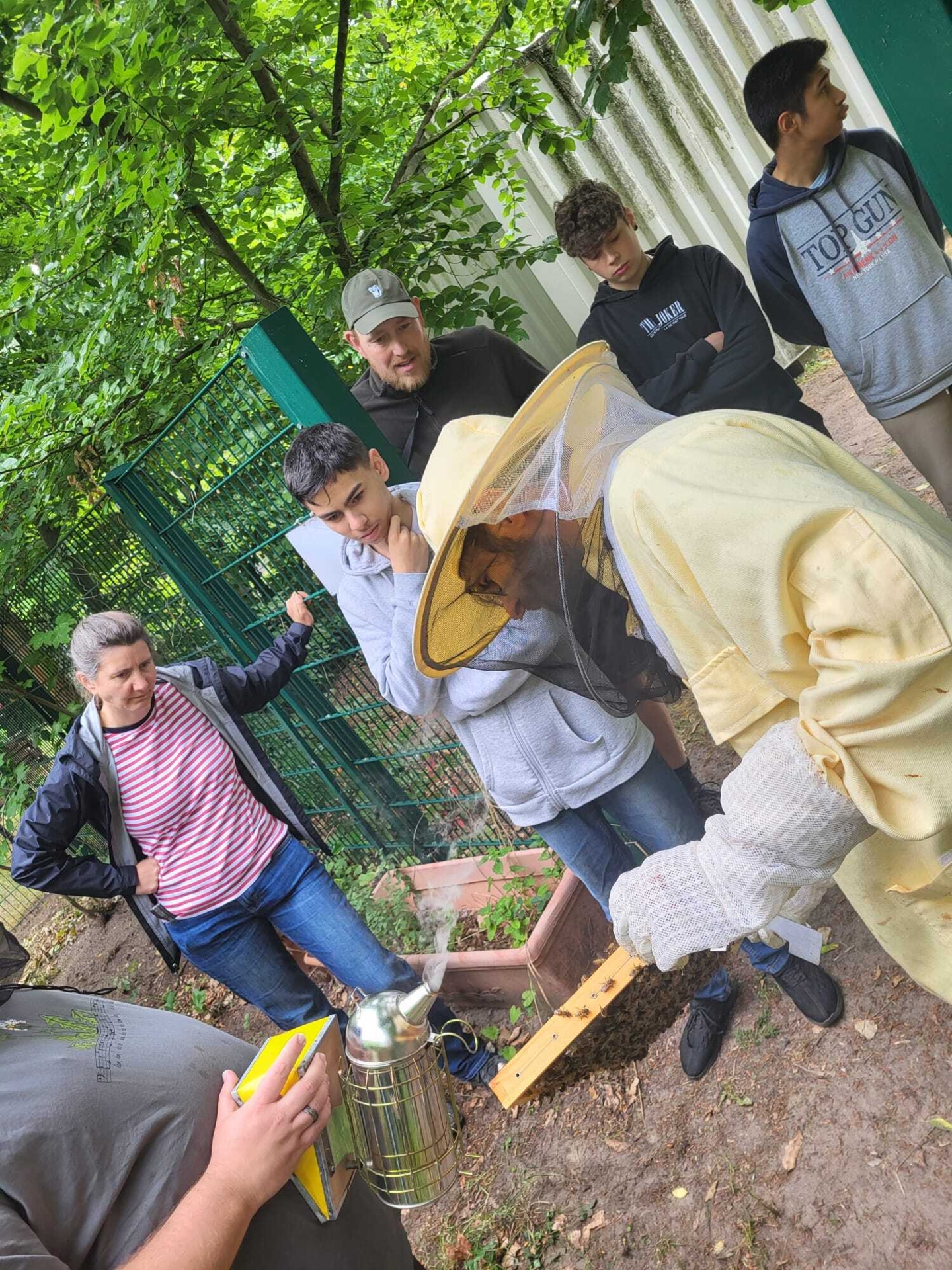 Bild: Juni 2025: Auch Schüler und Lehrer der Oberstufe kommen regelmäßig vorbei.