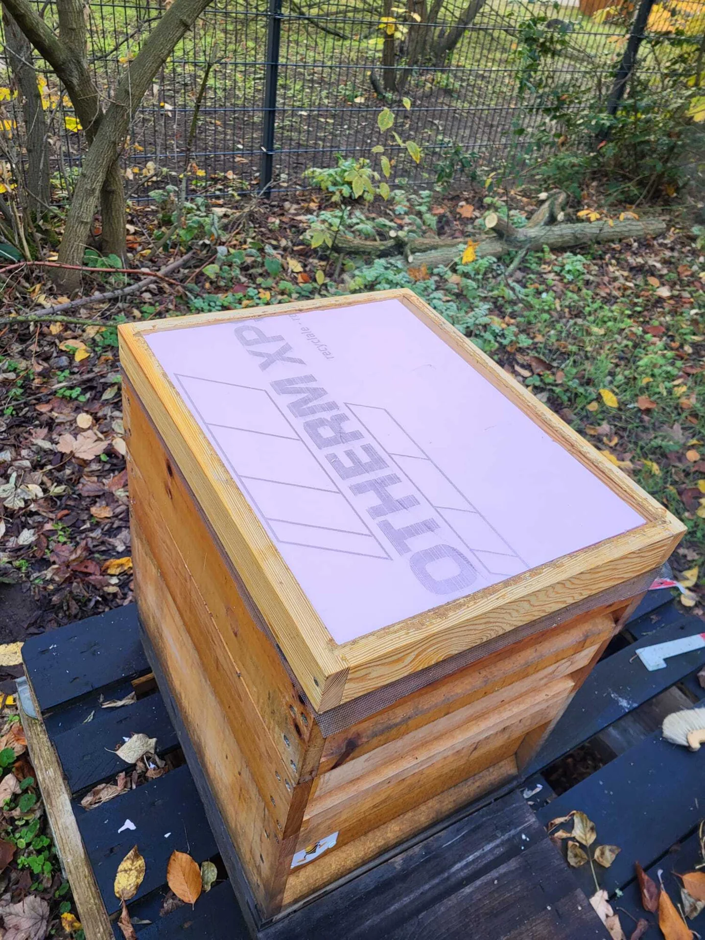 Bild: 07. November 2025: Die Bienen bekommen ein isoliertes Dach