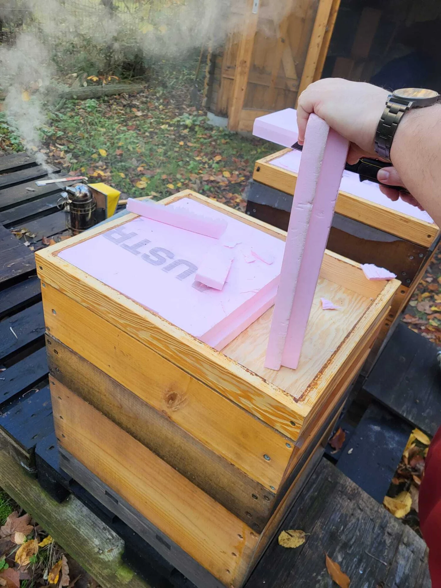 Bild: 07. November 2025: Die Bienen bekommen ein isoliertes Dach