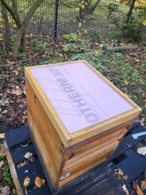 07. November 2025: Die Bienen bekommen ein isoliertes Dach 