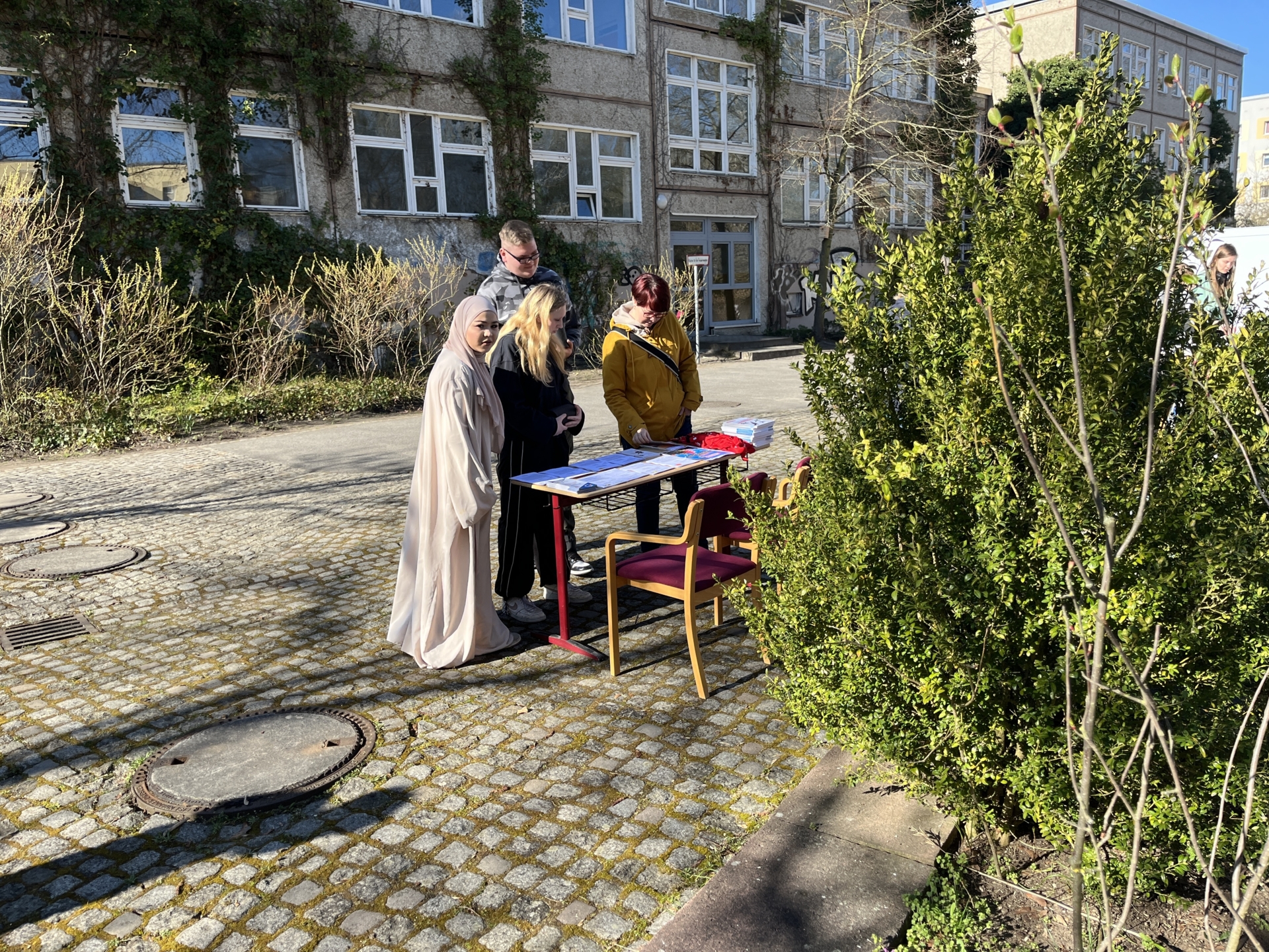 Bild: Auch bei einer Frisörin konnten sich die Schüler und Schülerinnen über mögliche Ausbildungsplätze informieren