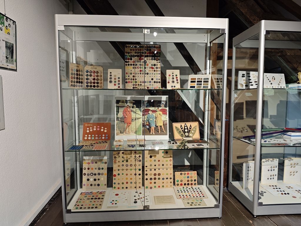 Bild: Vitrine mit Ausstellungsstücken