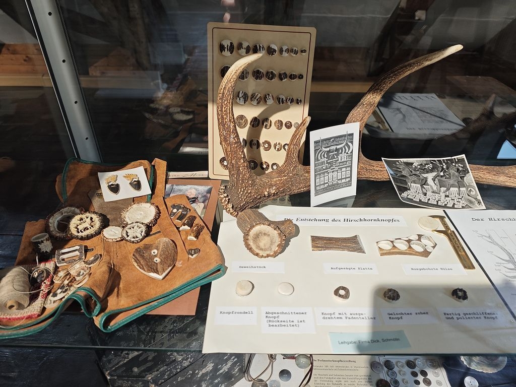 Bild: Ausstellungsstücke in einer Vitrine