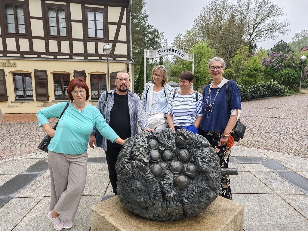 Bild: Lehrer des BSZ-Löbau an einem Denkmal