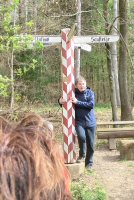 F&ouml;rster Wilhelm Sch&auml;fer am historischen Wegweiser des OWK  (Bild vergr&ouml;&szlig;ern)