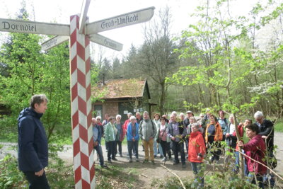 die sehr interessierte Schar  (Bild vergr&ouml;&szlig;ern)