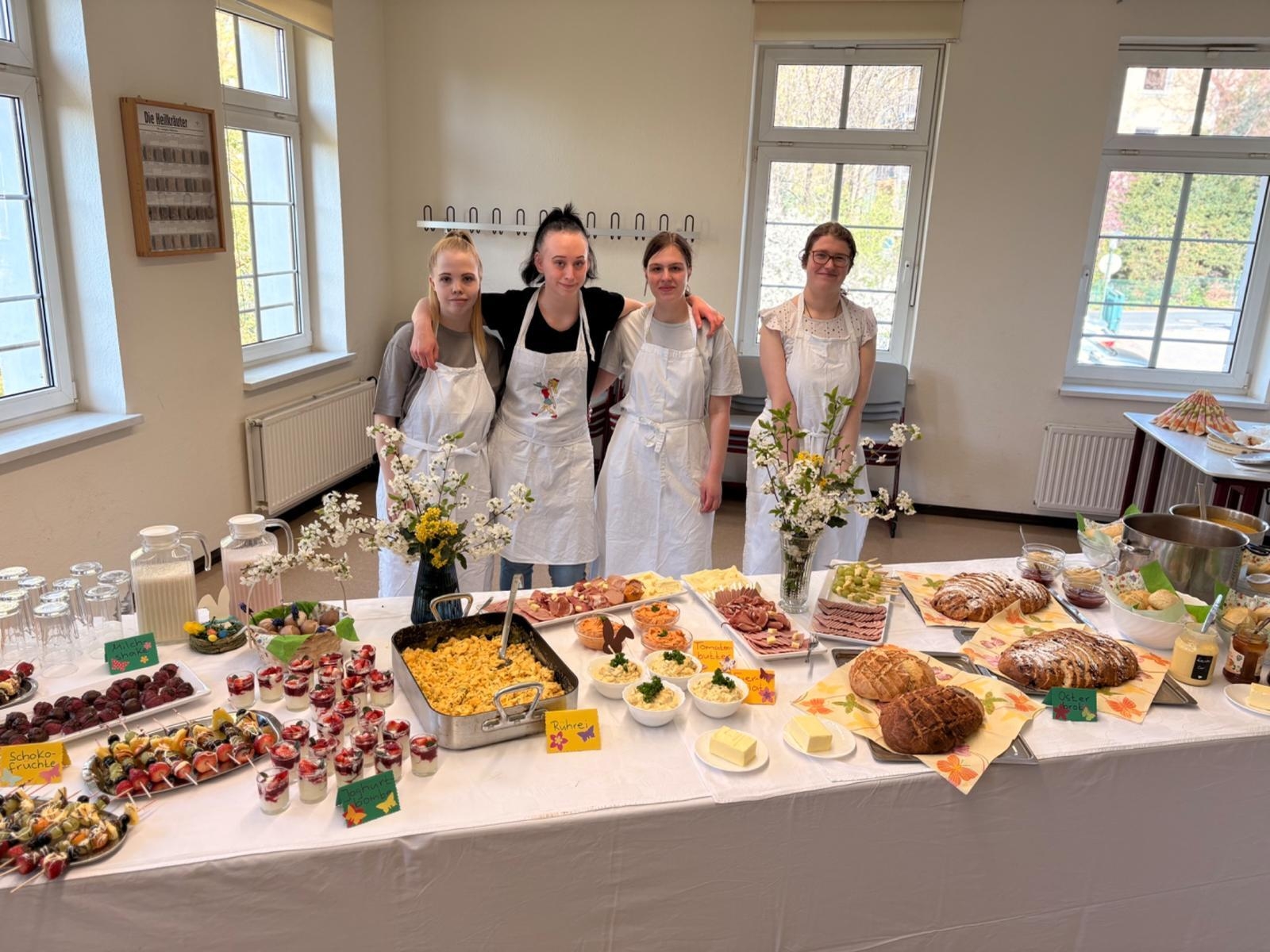Bild: Schüler hinter Osterbrunch