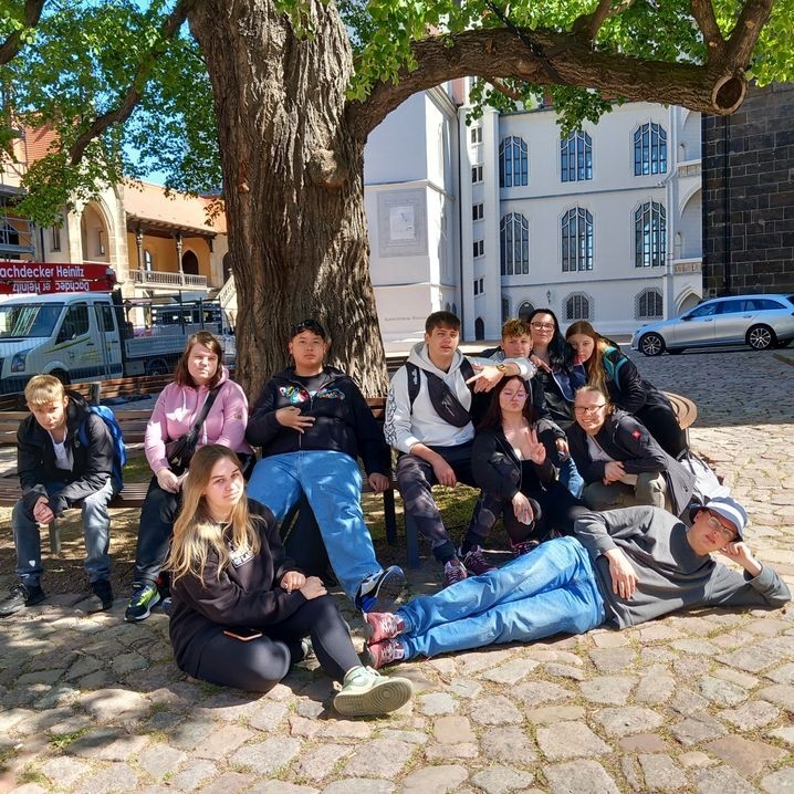 Bild: Schüler vor einem Baum