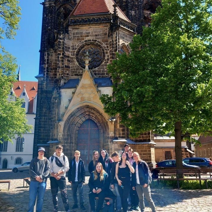 Bild: Schüler vor einer Kirche