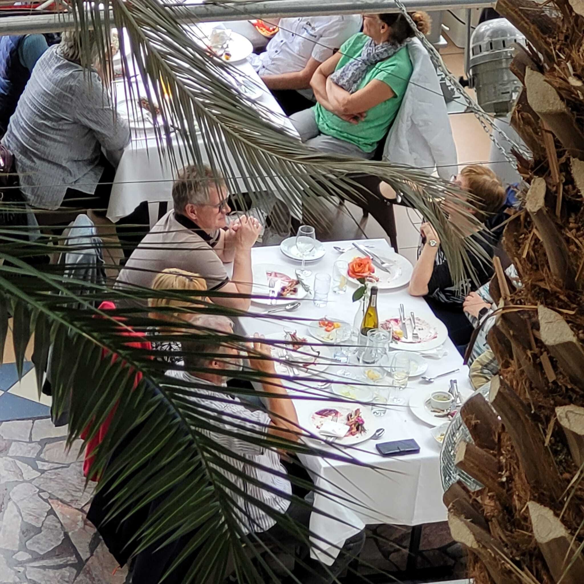 Bild: Fahrtteilnehmer beim Mittagstisch