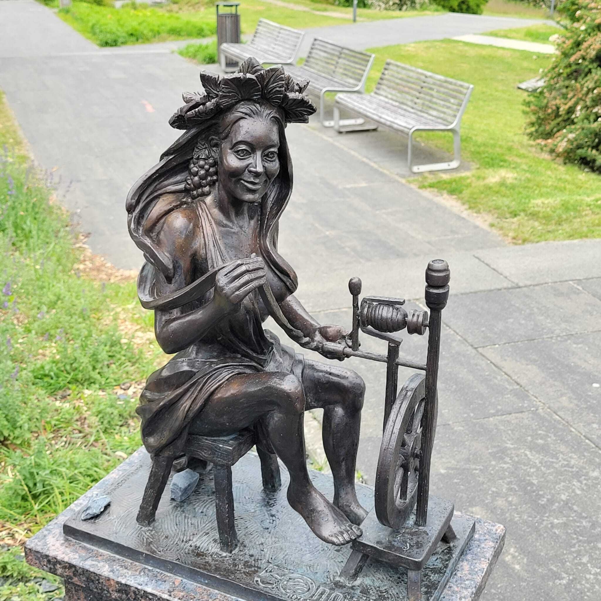 Bild: Weingott-Statuette beim weben