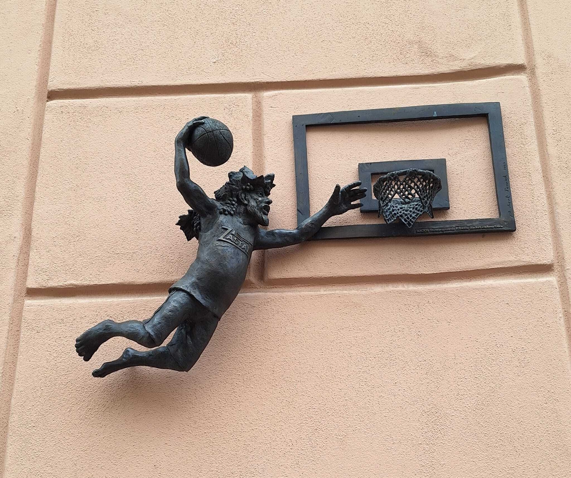 Bild: Weingott-Statuette beim Basketball
