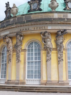 Schloss Sanssouci als Beispiel der Weinbaukunst vor Jahrhunderten. Weintrauben in Stein als Zierde der Fassade! 