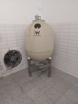Hier geht man auch versuchsweise neue Wege der Weinherstellung, wie in diesem Betonfass 