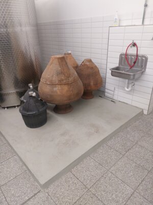 Diese Kr&uuml;ge sind Beispiele,wie man schon vor hunderten Jahren Wein in Kr&uuml;gen erzeugt hat 