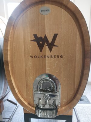 Ein neues Fass wartet auf Wein 
