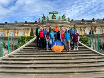 Weinfreunde auf der Schlossterrasse 