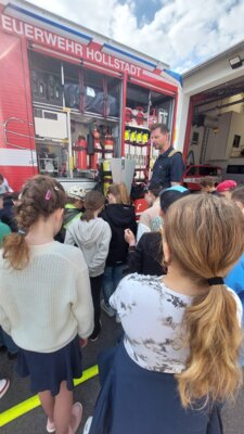 Foto des Albums: Die dritten Klassen zu Besuch bei der Feuerwehr in Hollstadt
