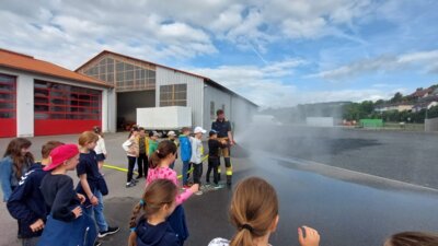 Foto des Albums: Die dritten Klassen zu Besuch bei der Feuerwehr in Hollstadt