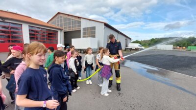 Foto des Albums: Die dritten Klassen zu Besuch bei der Feuerwehr in Hollstadt