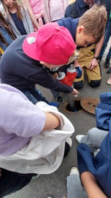Foto des Albums: Die dritten Klassen zu Besuch bei der Feuerwehr in Hollstadt