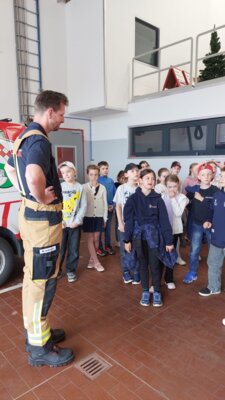 Foto des Albums: Die dritten Klassen zu Besuch bei der Feuerwehr in Hollstadt