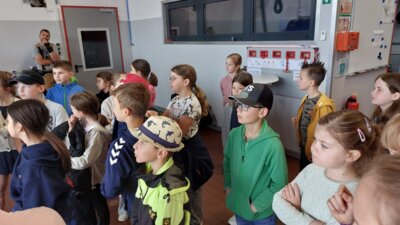 Foto des Albums: Die dritten Klassen zu Besuch bei der Feuerwehr in Hollstadt