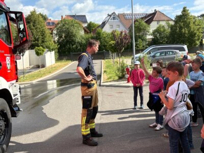 Foto des Albums: Die dritten Klassen zu Besuch bei der Feuerwehr in Hollstadt