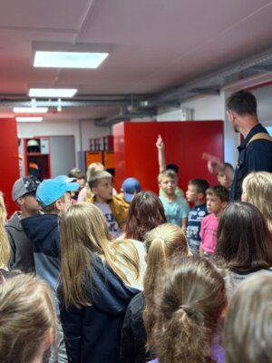 Foto des Albums: Die dritten Klassen zu Besuch bei der Feuerwehr in Hollstadt