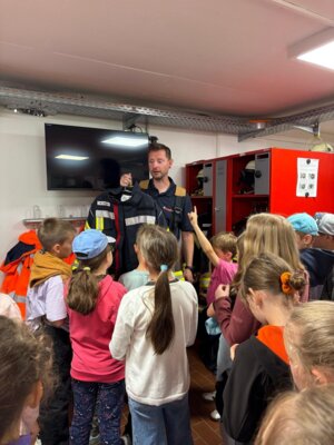Foto des Albums: Die dritten Klassen zu Besuch bei der Feuerwehr in Hollstadt