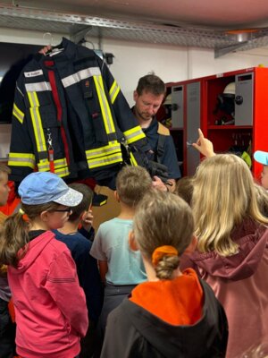 Foto des Albums: Die dritten Klassen zu Besuch bei der Feuerwehr in Hollstadt