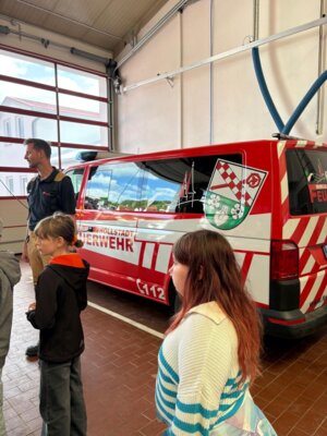 Foto des Albums: Die dritten Klassen zu Besuch bei der Feuerwehr in Hollstadt