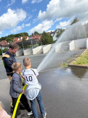 Foto des Albums: Die dritten Klassen zu Besuch bei der Feuerwehr in Hollstadt