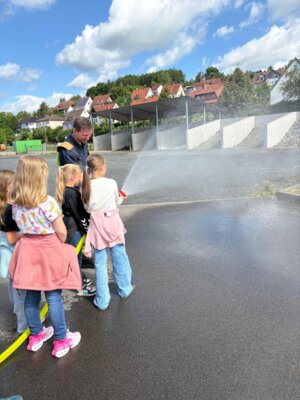 Foto des Albums: Die dritten Klassen zu Besuch bei der Feuerwehr in Hollstadt