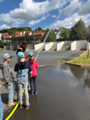 Foto des Albums: Die dritten Klassen zu Besuch bei der Feuerwehr in Hollstadt
