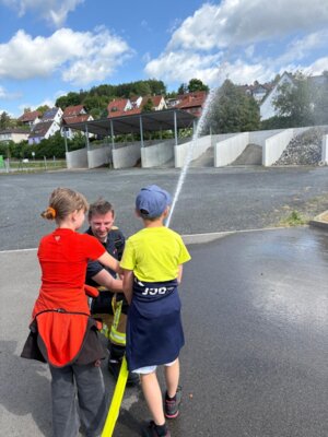 Foto des Albums: Die dritten Klassen zu Besuch bei der Feuerwehr in Hollstadt