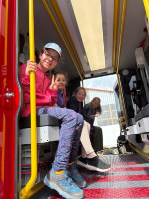 Foto des Albums: Die dritten Klassen zu Besuch bei der Feuerwehr in Hollstadt